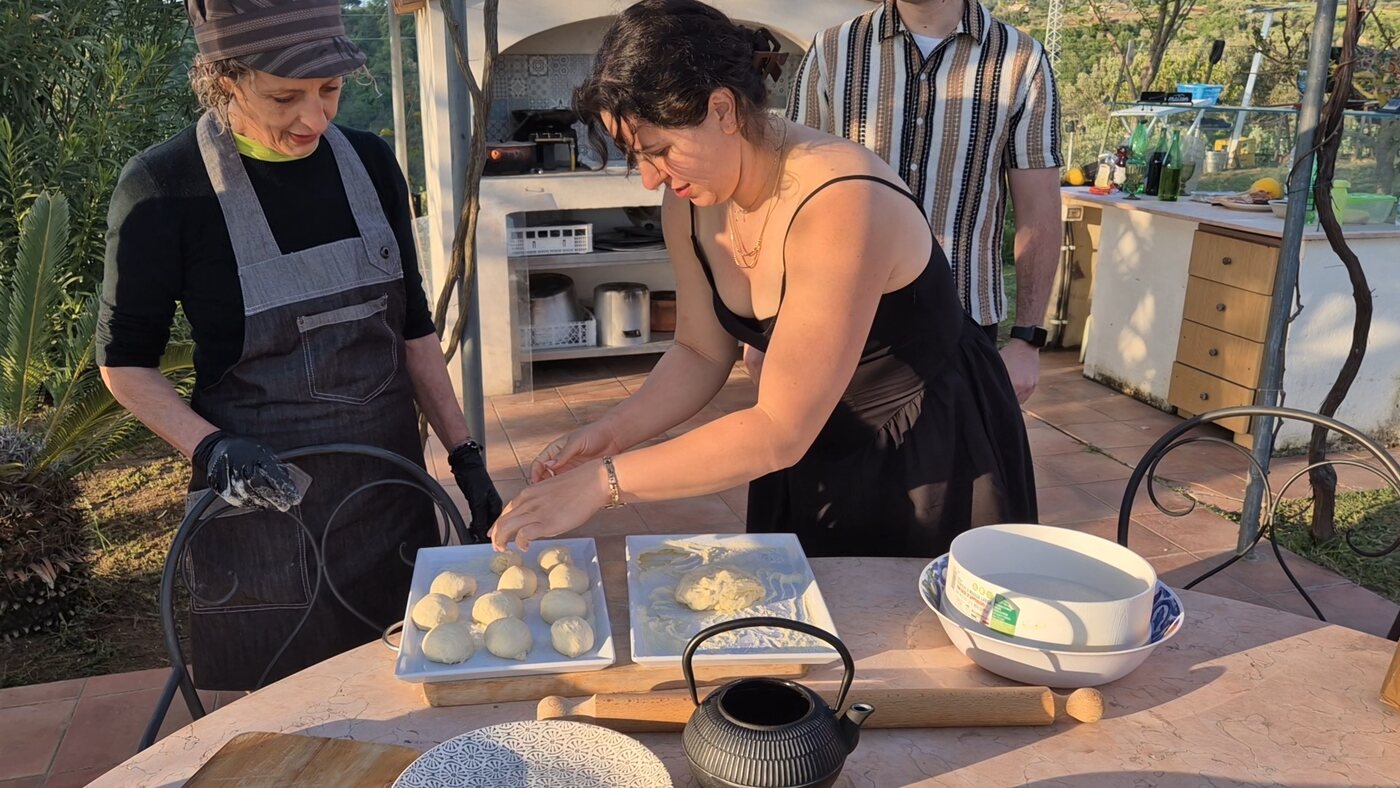 Mani che impastano i fileja durante il corso di cucina calabrese — Hands rolling fileja pasta during the Calabrian cooking class