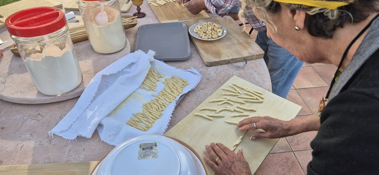 Giorno da contadino: impasto a mano dei fileja durante la cooking class — One day as a farmer: hand-rolling fileja pasta during the cooking class