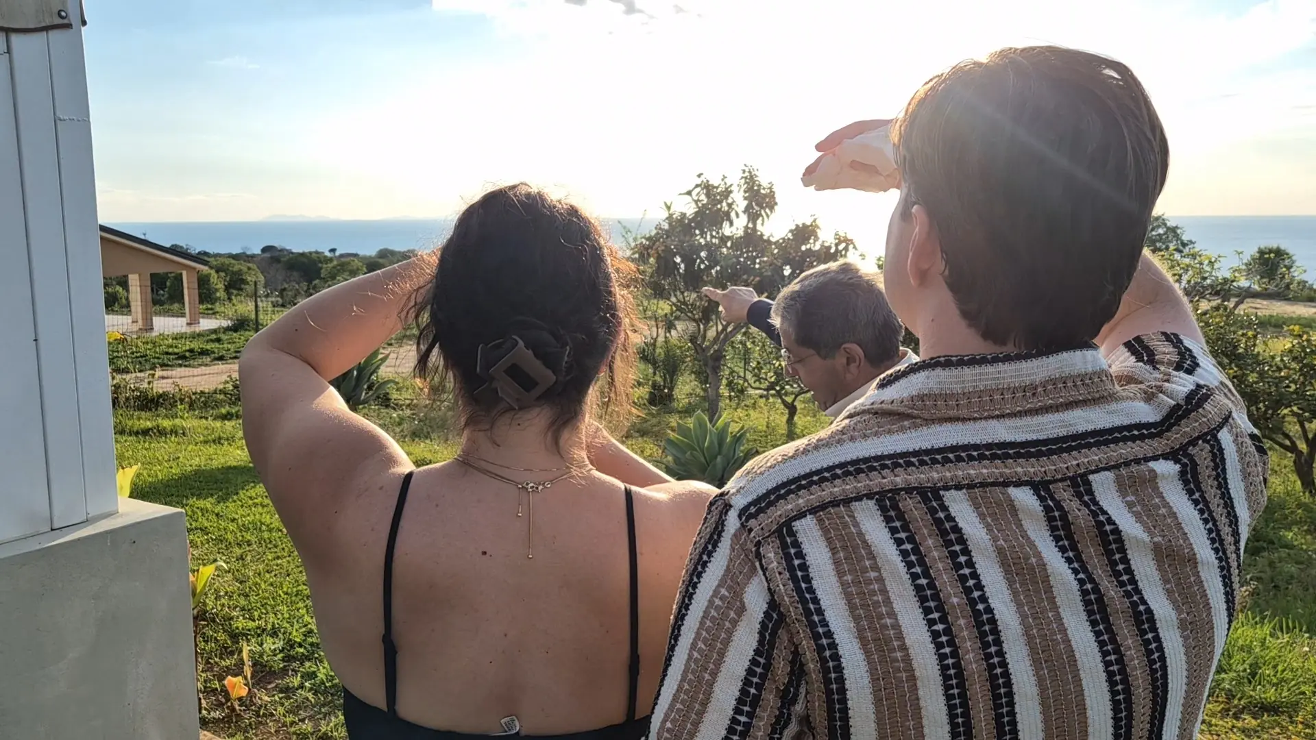 Mattinata in fattoria: gruppo che cucina all'aperto con vista sulla valle — Morning on the farm: a group cooking outdoors with valley views