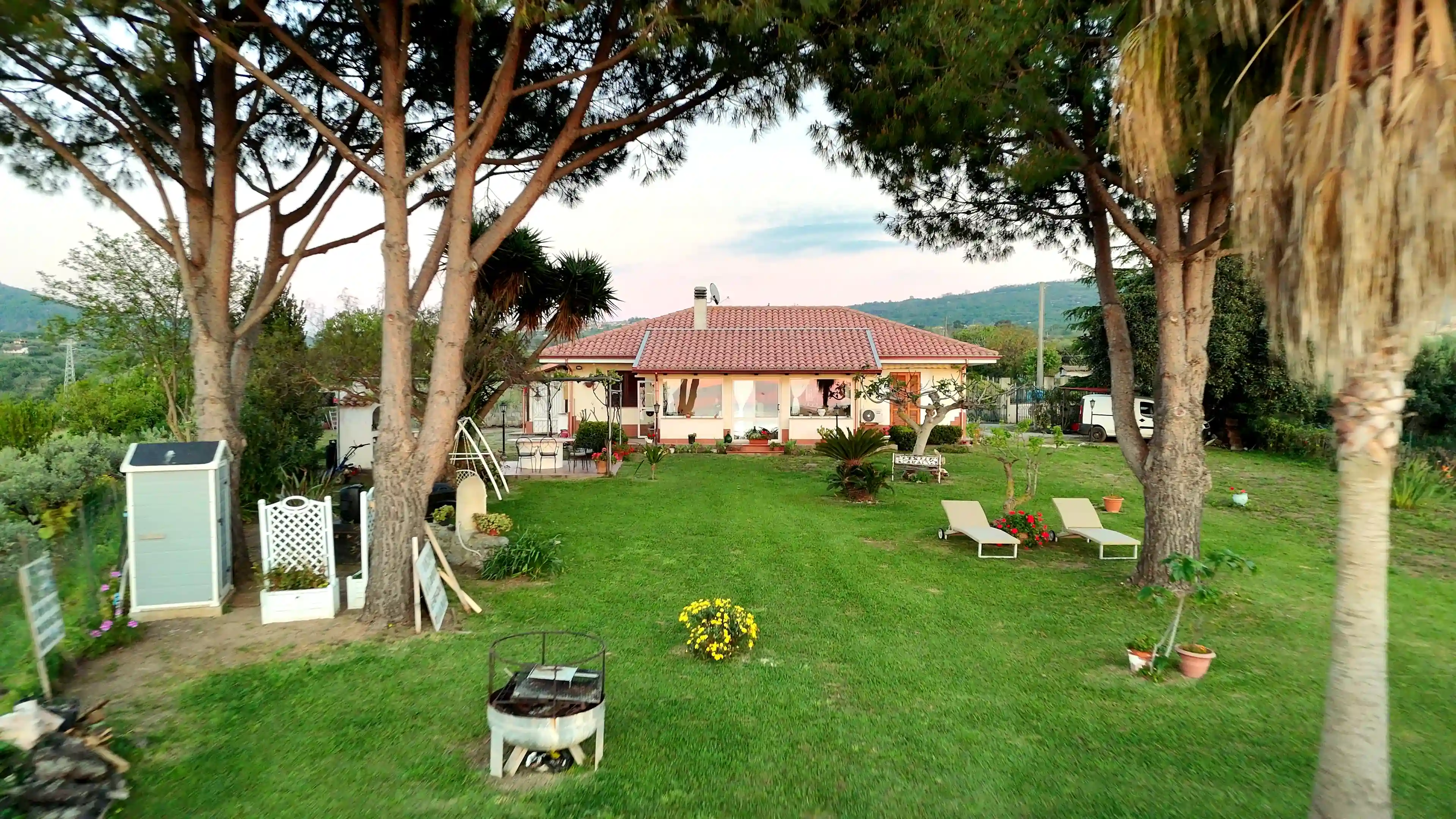 Camera da letto luminosa della Casa del Colono con giardino panoramico vista mare — Bright bedroom of the Rural House with a panoramic sea-view garden